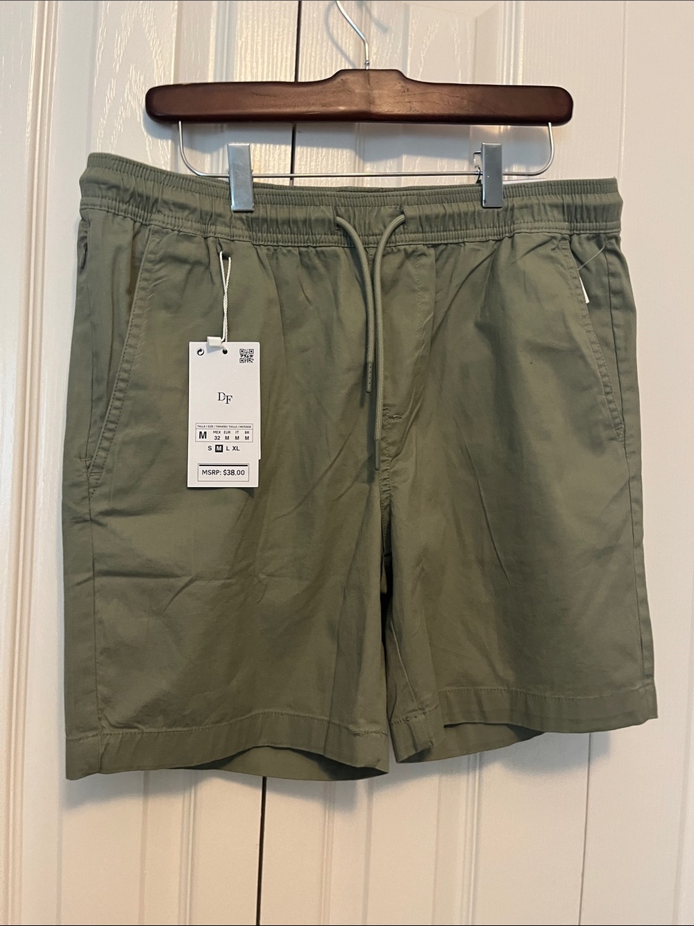 NWT Mens olive green cotton jogger shorts. Drawstring waist. Size medium